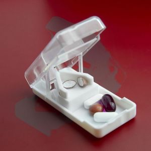 PASTILLERO CON CORTAPASTILLAS CRYSTAL personalizada